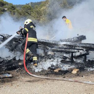 ormanin icindeki tekne yandi faciadan donuldu GVht5wfN