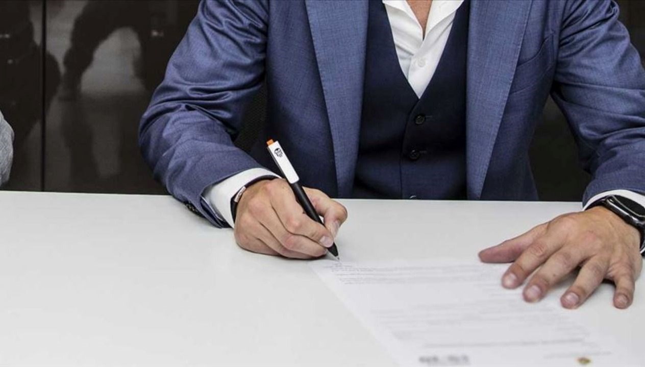 transfer-sezonu-bitti-mi-ne-zaman-bitecek-2025-2026-yaz-transfer-sezonu-takvimi-ceMsfwAs.jpg