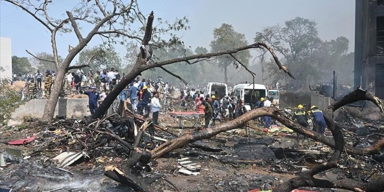 dusen ucakta 260 kisi olmustu aileler harekete gecti 84RdCROV