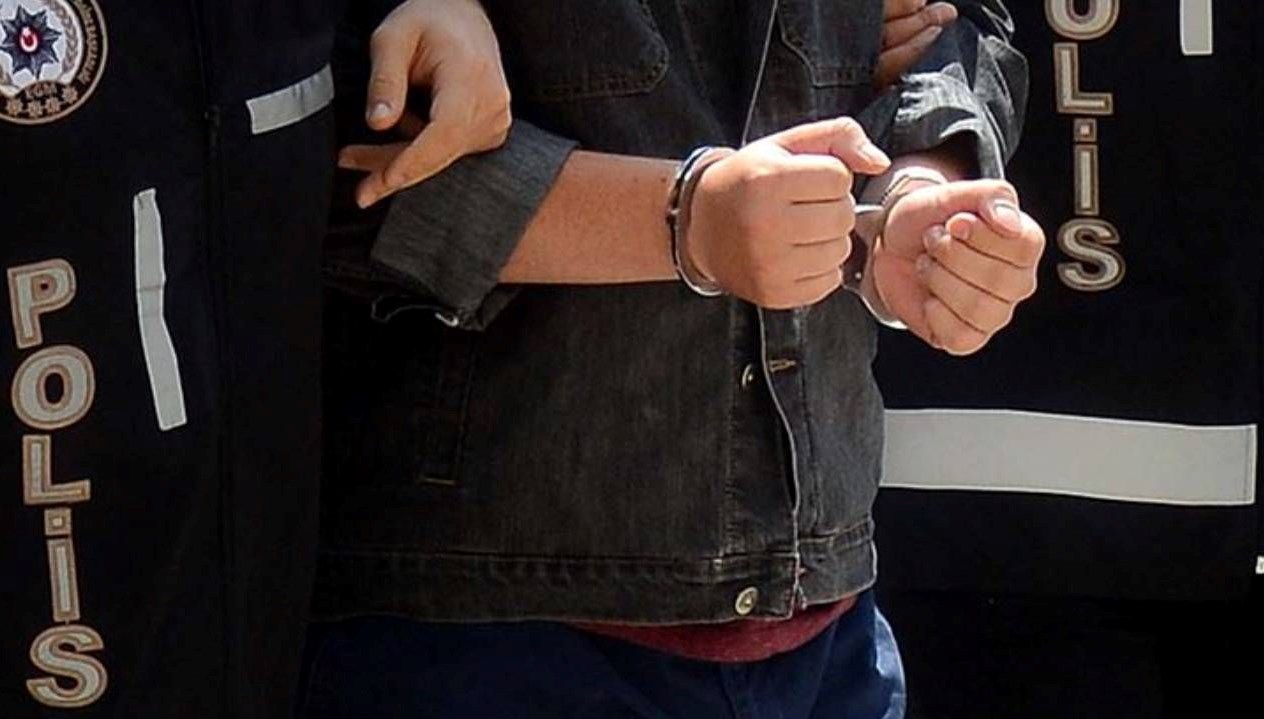 elindeki posetten silahlar cikti tutuklandi vfPDb6cx.jpg