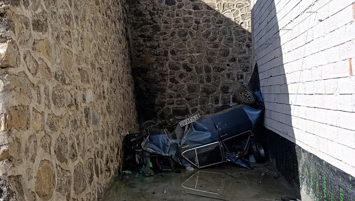 gumushanede otomobil istinat duvarini asip otoparka dustu 5Yi9I2xb.jpg