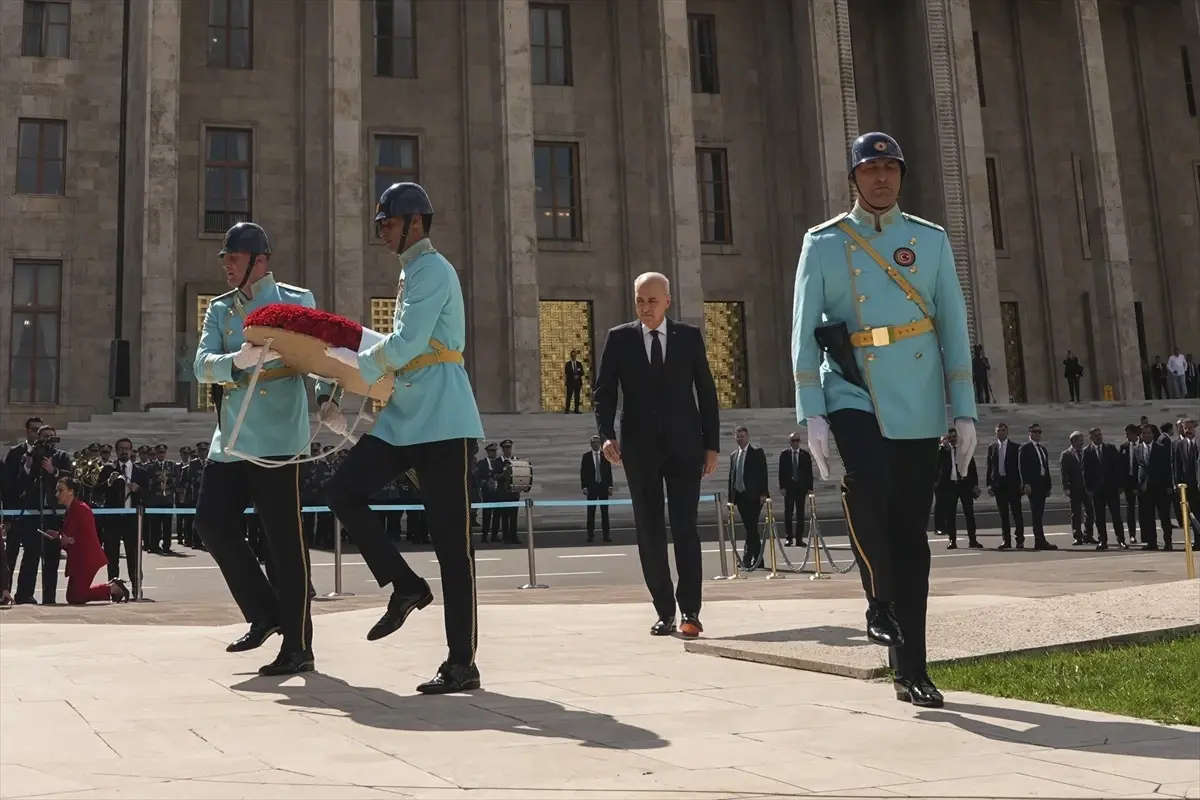 mecliste ataturk aniti onunde toren 6p8nr4Ud