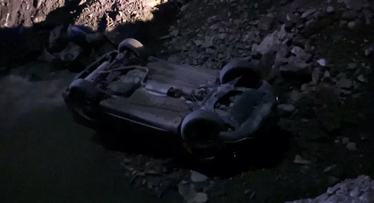 hakkaride kontrolden cikan otomobil dereye uctu 2 yarali 2GunMWSi.jpg