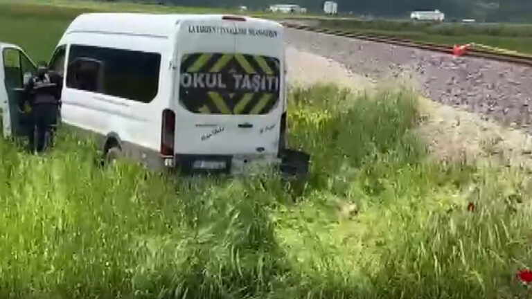 yuk-treni-okul-servisine-carpti-yaralilar-var-Yvh69ptb